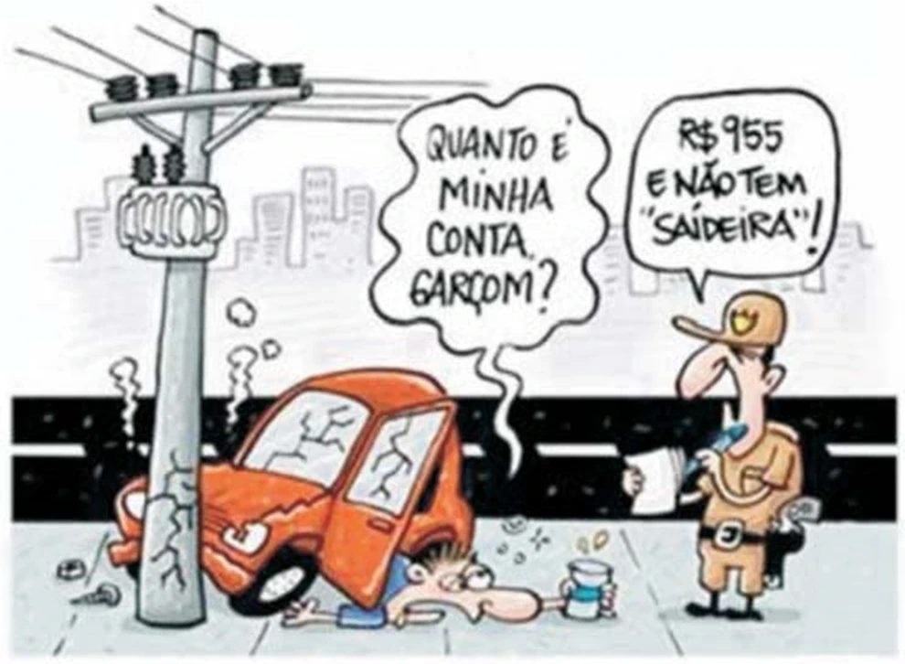 Charge de um automóvel que colidiu contra um poste, com um agente ao lado do veículo.