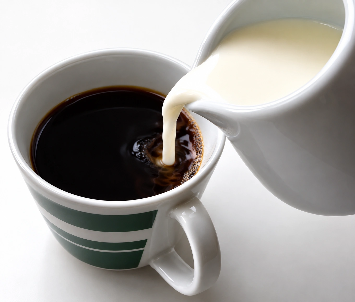 Leite sendo despejado em uma xícara de café