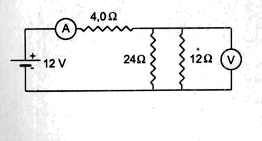 Circuito com bateria de 12 V, amperímetro, resistor de 4 ohms e resistores de 24 e 12 ohms em paralelo, com voltímetro