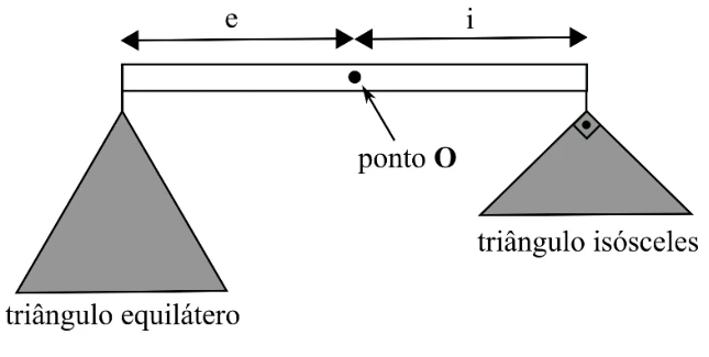 Alavanca em equilíbrio com um triângulo equilátero e um triângulo retângulo isósceles