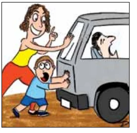 Uma mulher e uma criança empurrando a traseira de um carro, com o motorista ao volante.