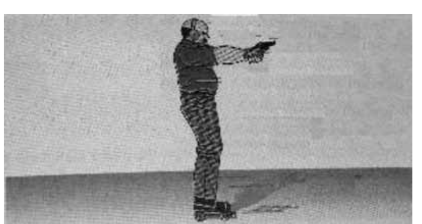 Pessoa sobre patins realizando um tiro com revólver