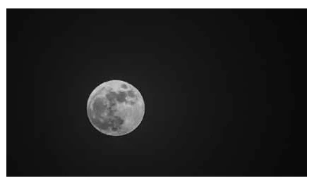 Imagem da Lua em fundo escuro usada no enunciado sobre eclipse lunar total