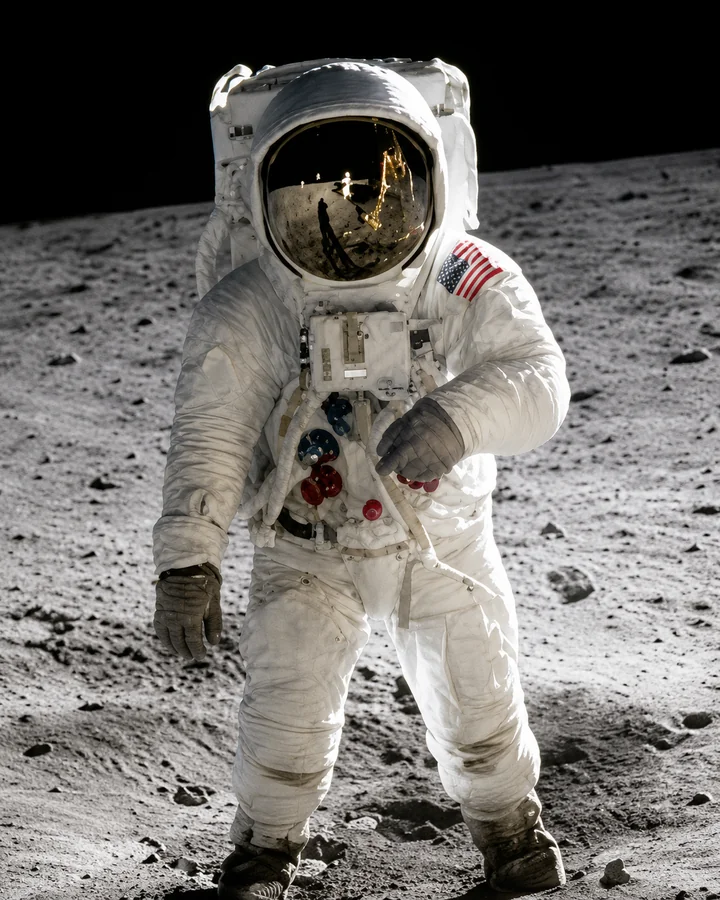 Fotografia do astronauta na Lua com os reflexos esféricos curvos da paisagem estampados refletidos pequenos no vidro convexo do seu capacete.