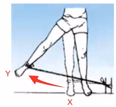 Pessoa em pé fazendo alongamento lateral com a perna presa a uma fita elástica.
