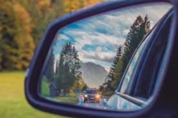 Espelho retrovisor externo de automóvel mostrando amplo campo de visão