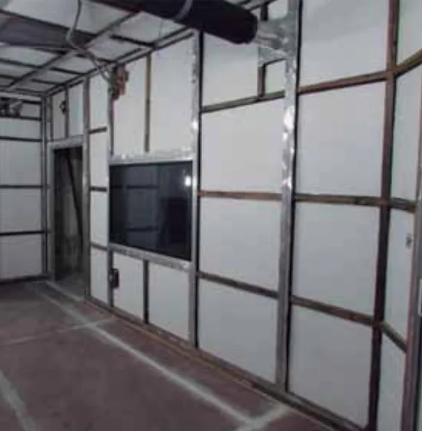 Interior de sala de ressonância magnética com blindagem de radiofrequência