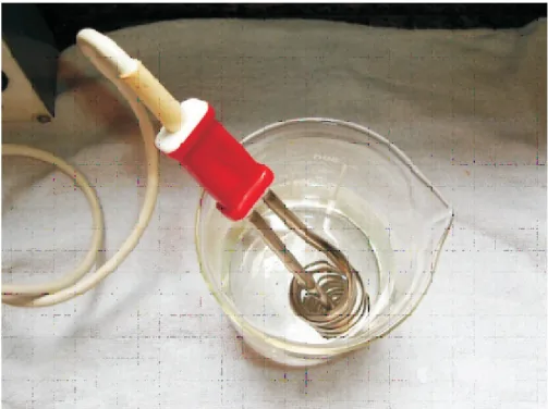 Aquecedor elétrico imerso em uma caneca com água