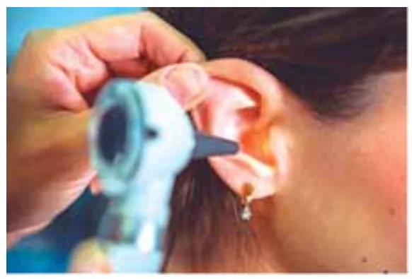 Otoscópio sendo utilizado para observar o interior da orelha