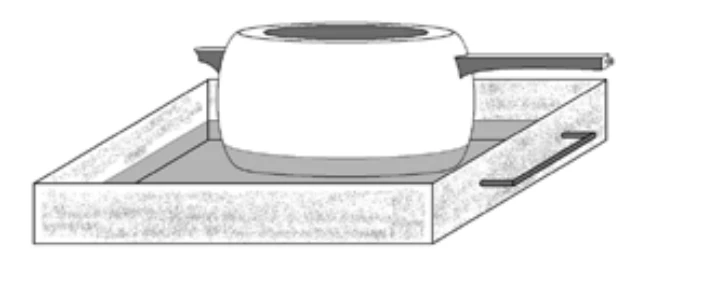 Panela de pressão apoiada dentro de uma forma com água fervente