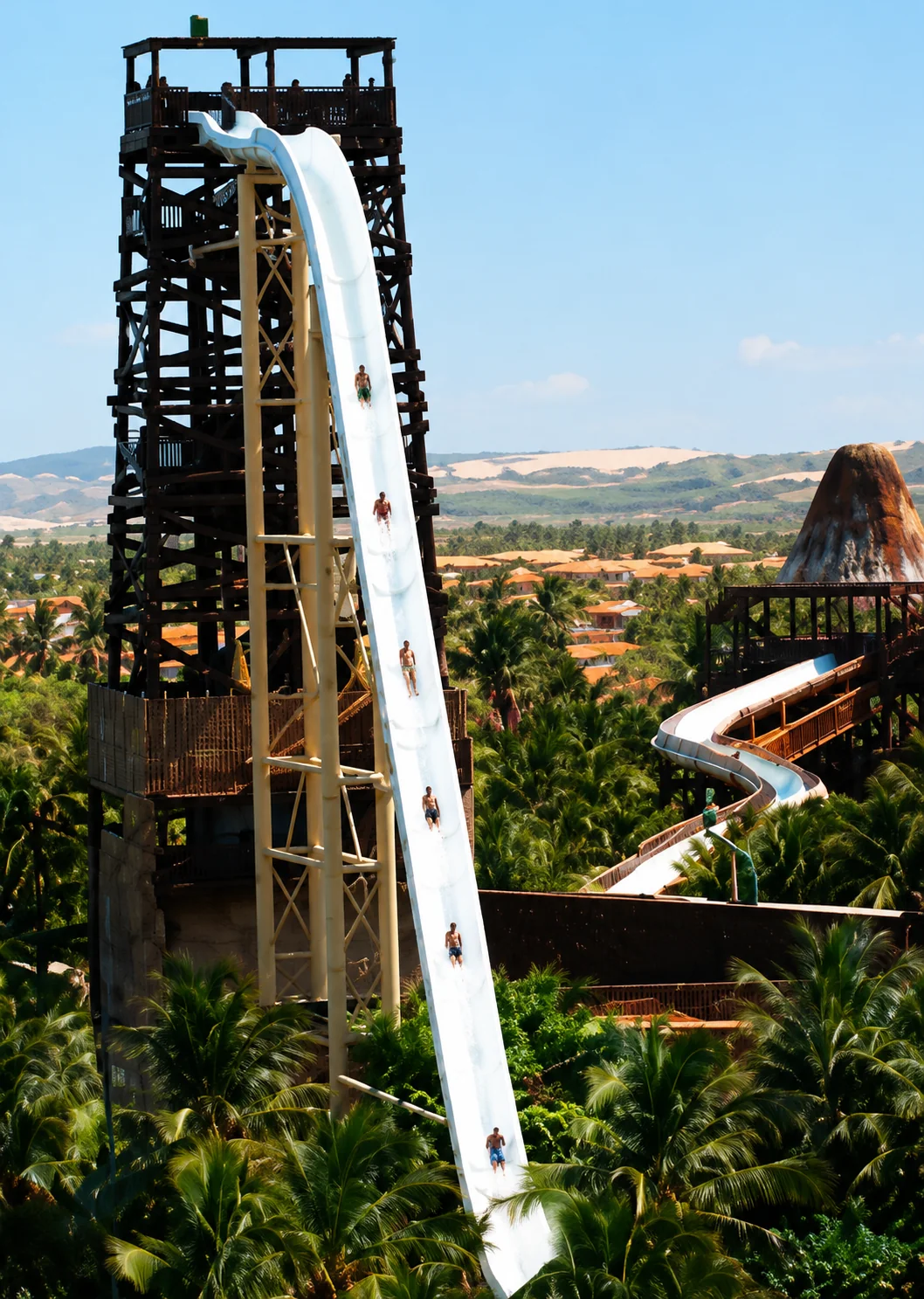Foto de um grande escorregador de parque aquático