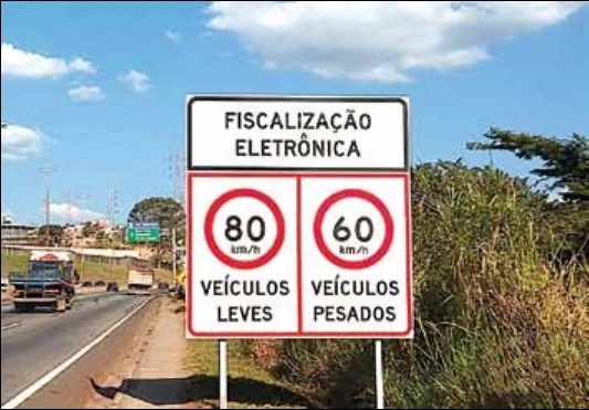 Placa de fiscalização eletrônica de velocidade: 80 km/h para veículos leves e 60 km/h para veículos pesados.