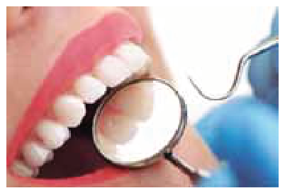 Espelho odontológico refletindo a arcada dentária de um paciente com a imagem ampliada