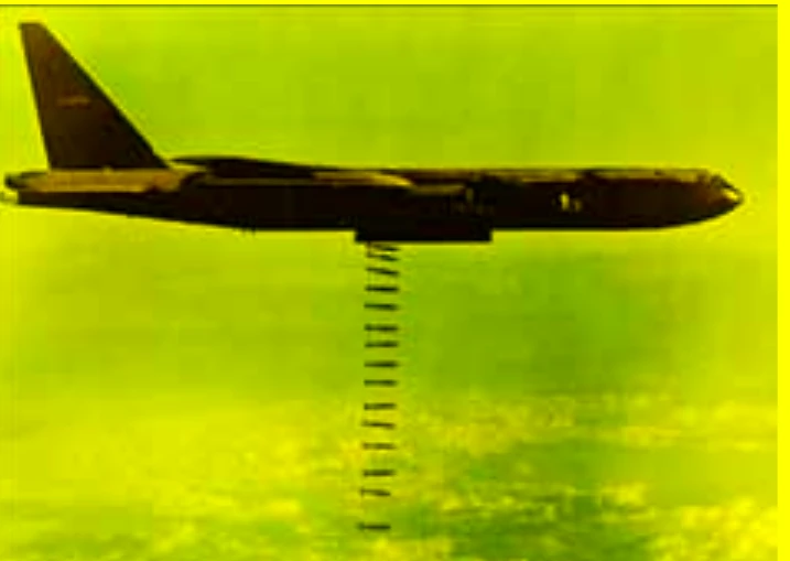 Avião bombardeiro B52 com bombas alinhadas verticalmente durante a queda