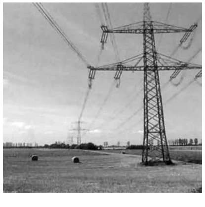 Linha de transmissão de energia elétrica com torre metálica