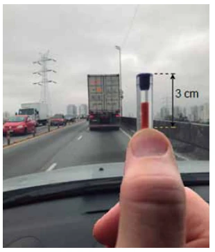 Caneta a 60 cm dos olhos; segmento de 3 cm encobre caminhão de altura 3,4 m.