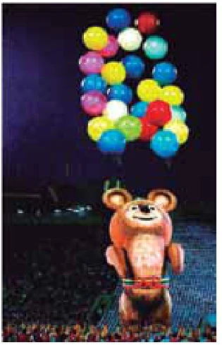 Boneco em forma de urso sendo levado para o alto por um grande cacho de balões coloridos