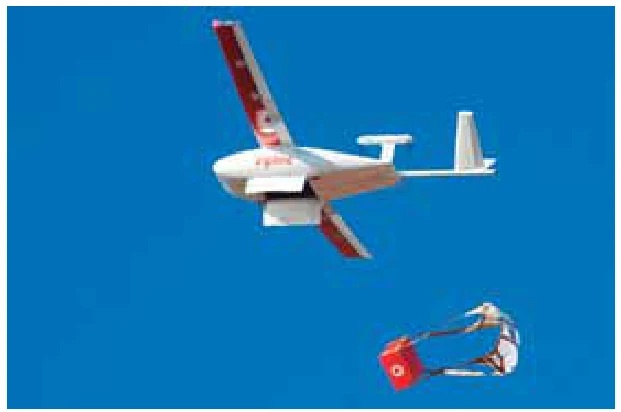 Drone de asa fixa em voo, com um pacote descendo de paraquedas logo abaixo