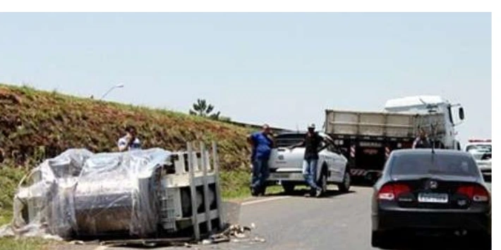 Transformador caído de caminhão após uma curva, questão 27 da UFT 2020.1
